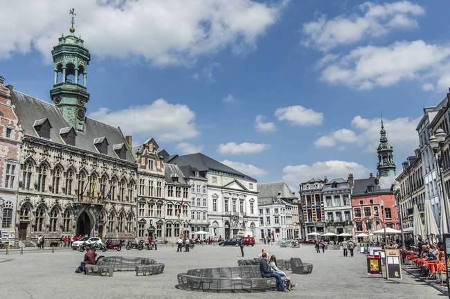 Quảng trường trung tâm lịch sử của thị trấn Mons