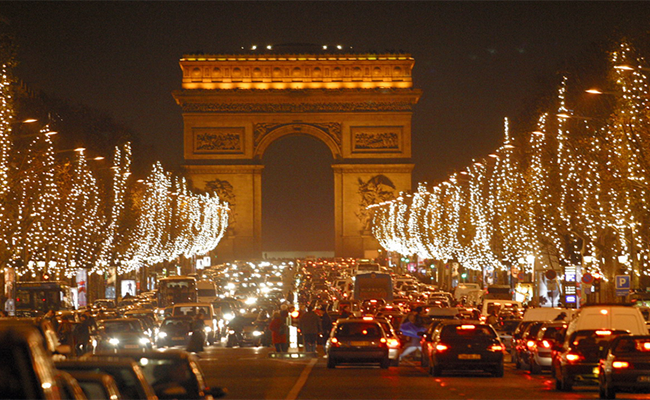 Đại lộ Champs Elysees một trong những nơi nổi tiếng nhất thế giới