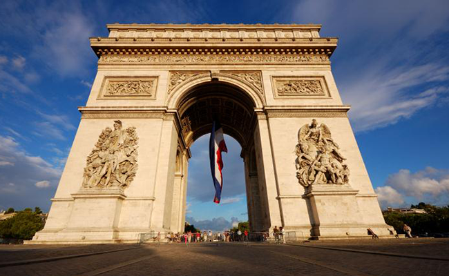 Đại lộ Champs Elysees một trong những nơi nổi tiếng nhất thế giới