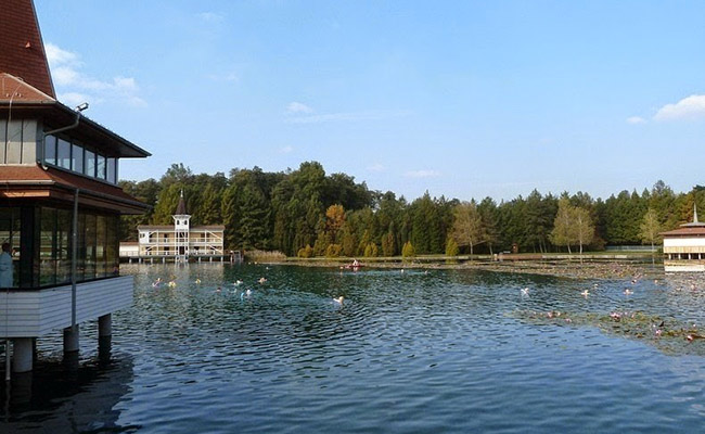 Hồ nước nóng tự nhiên Heviz nổi tiếng nhất Hungary