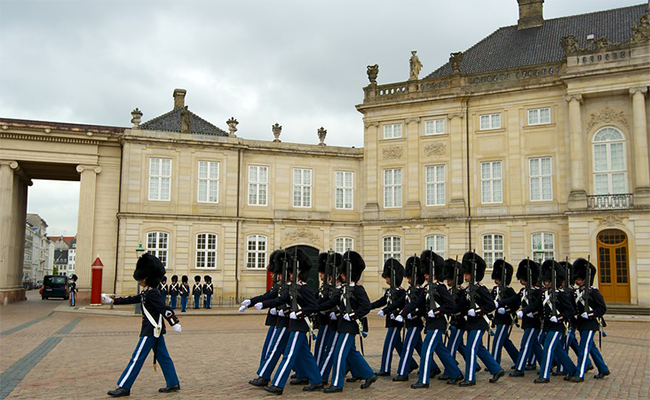 Cung điện hoàng gia Amalienborg nổi tiếng nhất tại Đan Mạch