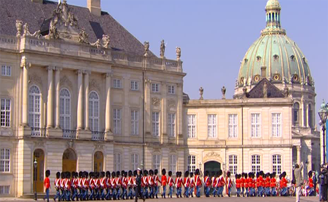 Cung điện hoàng gia Amalienborg nổi tiếng nhất tại Đan Mạch