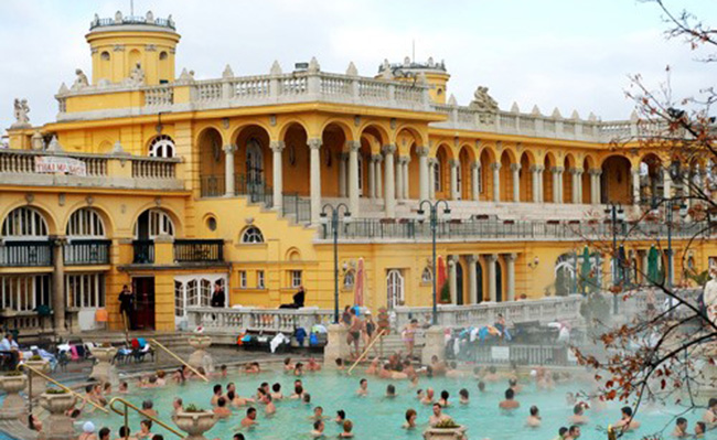 Trải nghiệm tắm suối nước nóng nổi tiếng từ thời La Mã