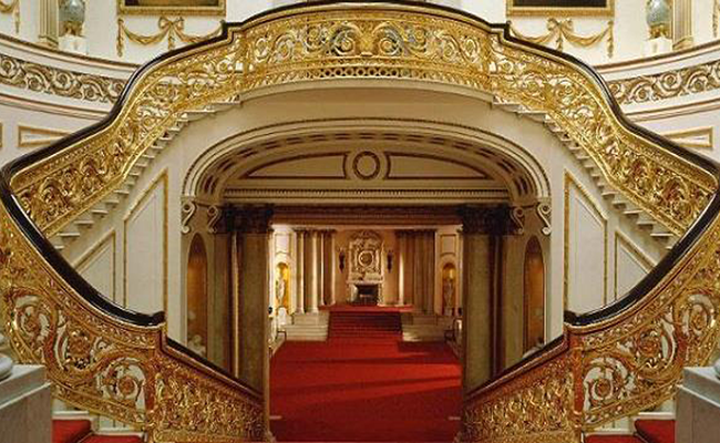 Cung điện Buckingham một trong những dinh thự nổi tiếng nhất tại Anh