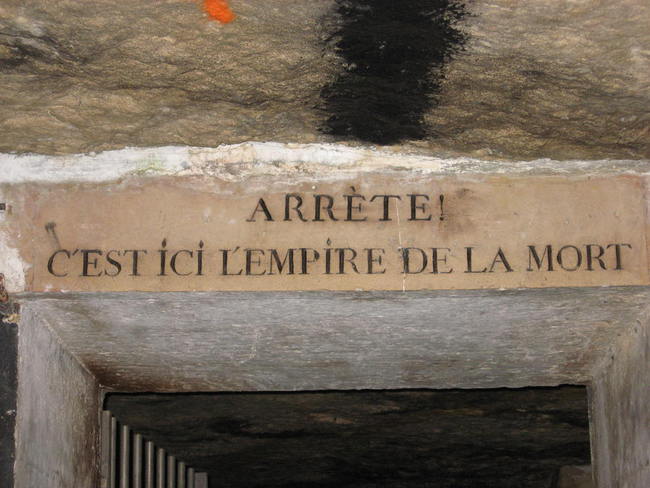 cổng vào của mê cung Les Catacombes