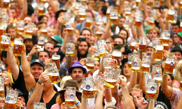 Kinh nghiệm du lịch châu âu giá rẻ - Uống bia tại Oktoberfest