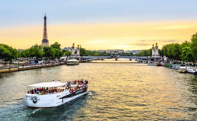Kết quả hình ảnh cho Du thuyền trên sông Seine