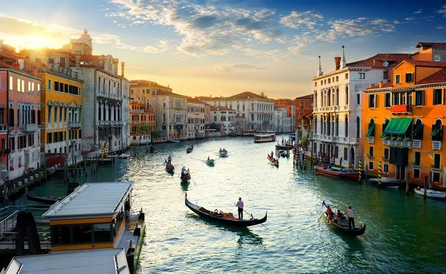 Du khách có thể tới thăm Venice cùng những câu ca lãng mạn trên chiếc Gondola truyền thống