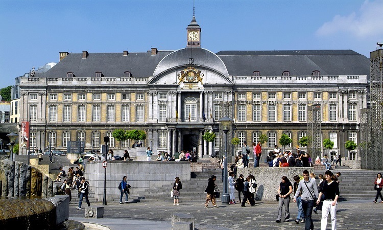 Cung điện Palais des Princes-Eveques luôn là điểm đến thu hút