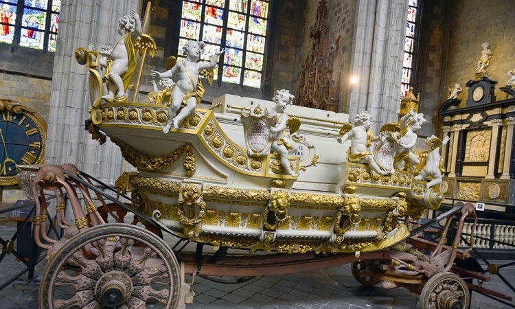 Thánh tích Waudru trên chiếc xe ngựa vàng