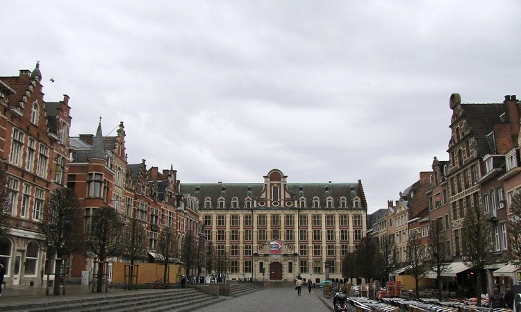 Quảng trường Oude Markt là địa điểm thú vị để khám phá tại Leuven 
