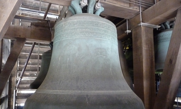 Một trong 6 chiếc chuông khổng lồ tại tháp Saint Rumbold