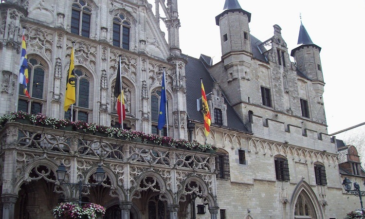 Mặt trước của công trình nằm tòa thị chính trên Grote Markt