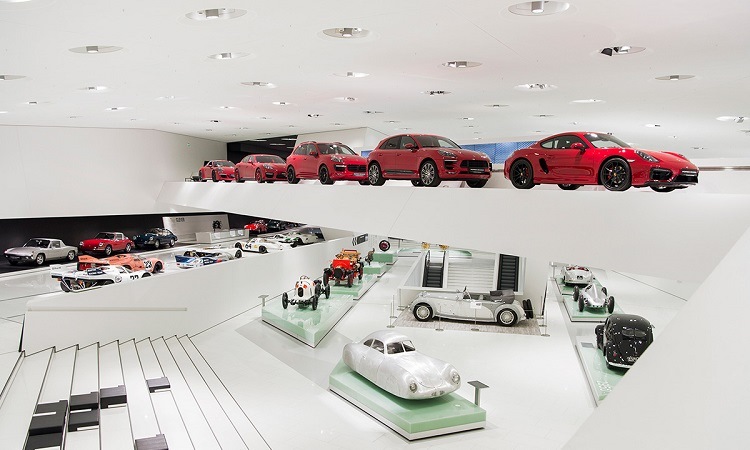 Các mẫu xe Porsche danh tiếng trưng bày bên trong bảo tàng