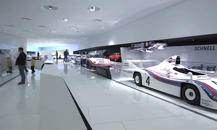 Ngoài Porsche, bảo tàng còn trưng bày nhiều mẫu xe của các hãng khác để khách dễ so sánh
