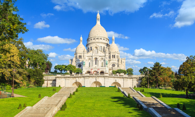 Nhà thờ Thánh Tâm (Sacre Coeur) nằm trên đỉnh đồi Montmartre