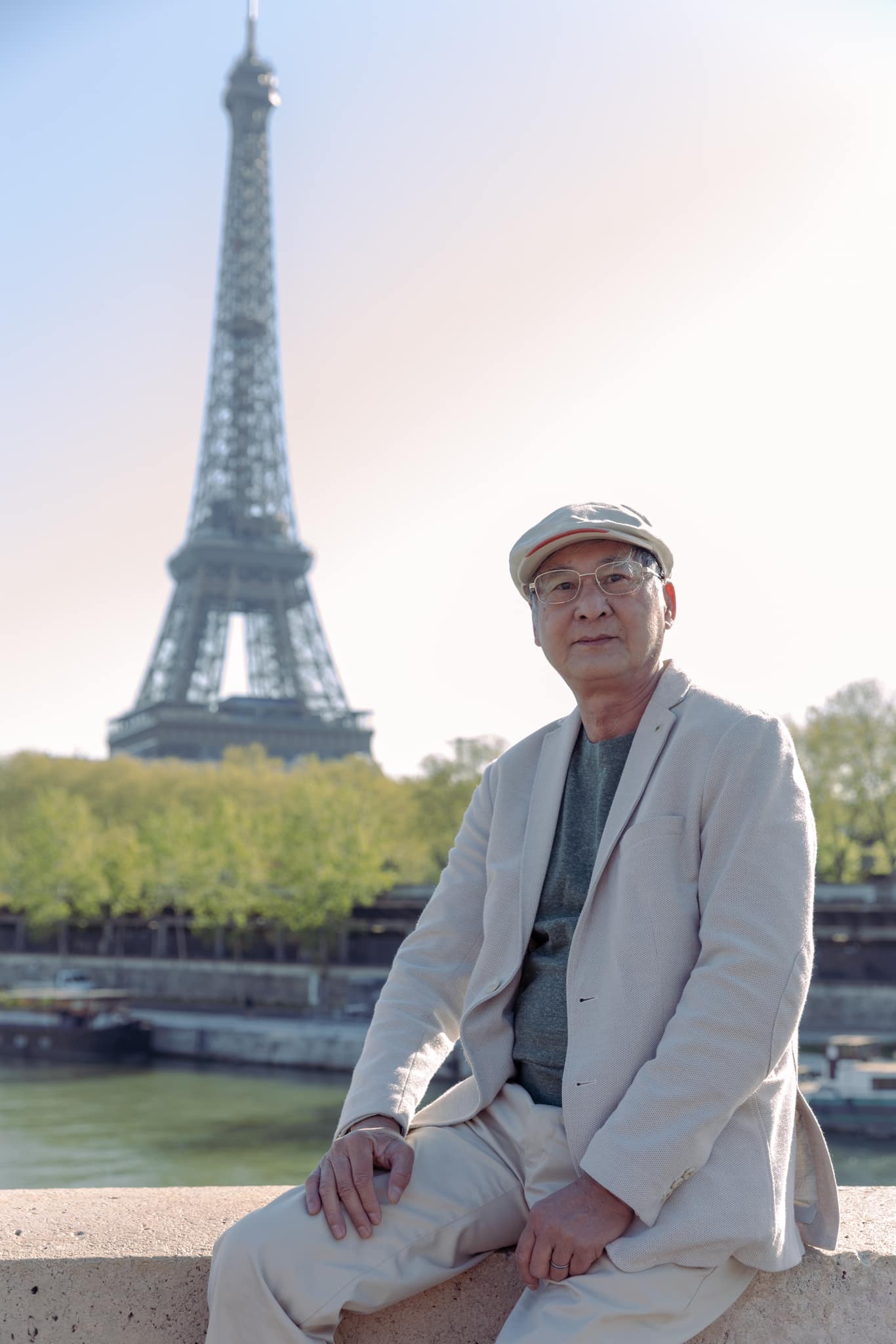 Chú Bùi Tiến - Khách hàng của Dế Việt tại Paris